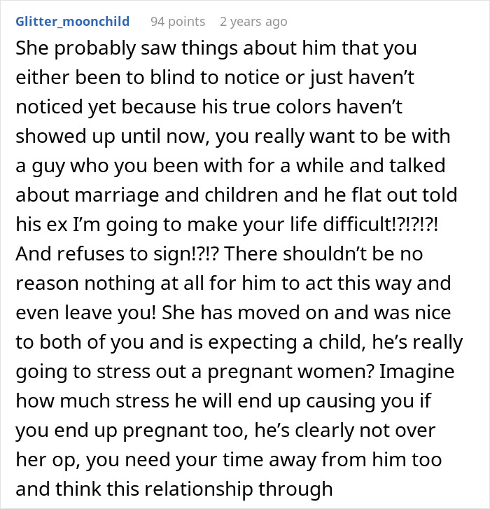A Reddit comment discussing a man who refuses to sign divorce papers, stressing his childfree ex who now has a baby bump.
