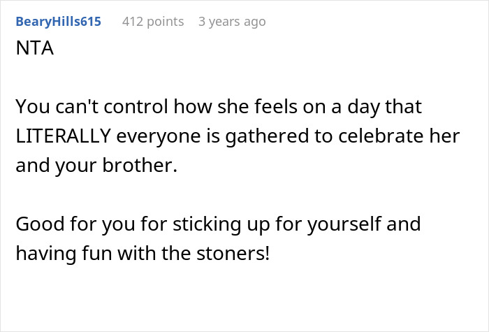 A Reddit comment supporting the bride, saying the groom's sis should not control the day and stick up for herself about the wedding dress.