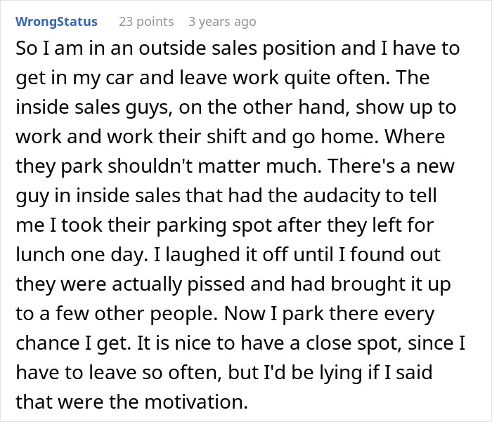 Text post showing an employee&rsquo;s story about revenge on a colleague who exposed them for arriving late.