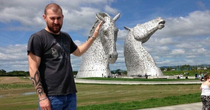 54 Hilarious And Creative Poses That People Somehow Pulled Off Perfectly