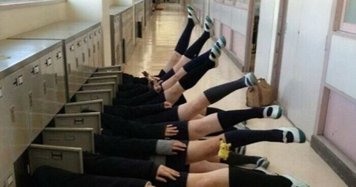 54 Hilarious And Creative Poses That People Somehow Pulled Off Perfectly