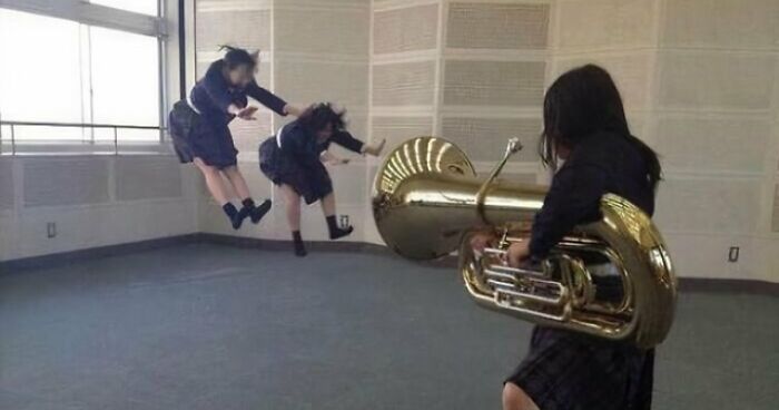 54 Hilarious And Creative Poses That People Somehow Pulled Off Perfectly