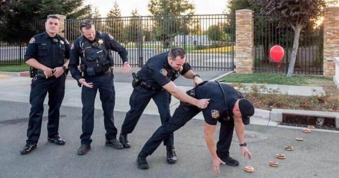 54 Hilarious And Creative Poses That People Somehow Pulled Off Perfectly