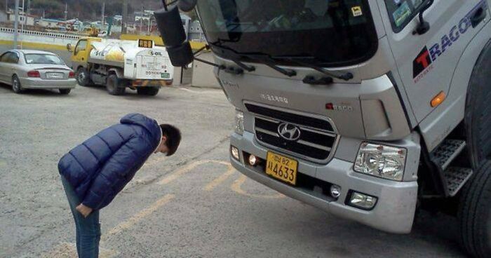 54 Hilarious And Creative Poses That People Somehow Pulled Off Perfectly