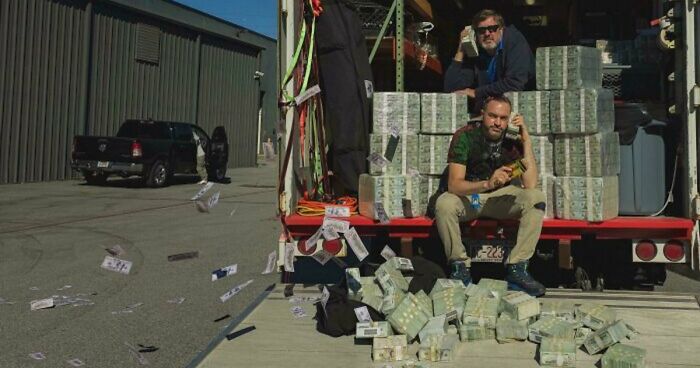 54 Hilarious And Creative Poses That People Somehow Pulled Off Perfectly