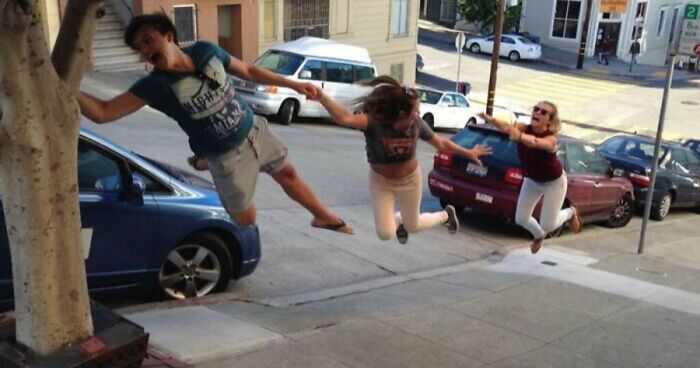 54 Hilarious And Creative Poses That People Somehow Pulled Off Perfectly