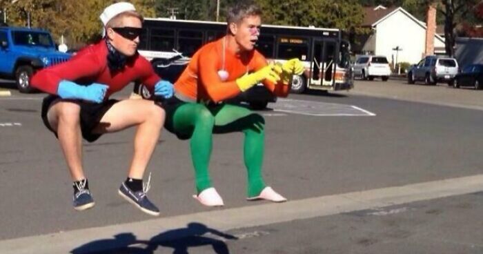 54 Hilarious And Creative Poses That People Somehow Pulled Off Perfectly