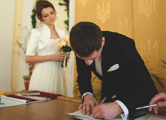 Casal se casa legalmente meses antes da cerimônia de casamento, noiva começa a entrar em pânico pensando que isso vai incomodar os convidados