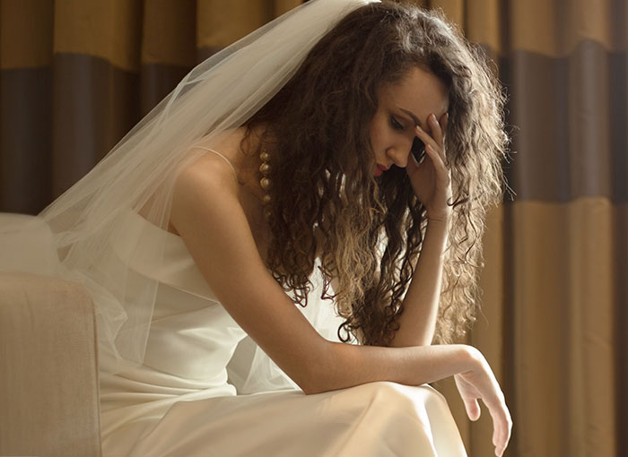 Casal se casa legalmente meses antes da cerimônia de casamento, noiva começa a entrar em pânico pensando que isso vai incomodar os convidados