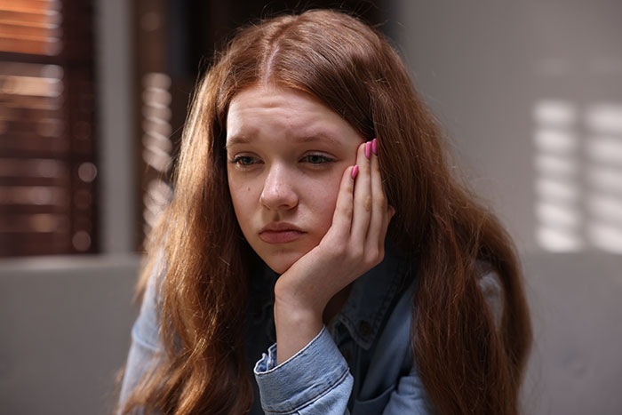 Teen Stomps On Cousin's Hand With High Heels, Calls It An "Accident," Aunt Weighs Calling Police Teen Stomps On Cousin's Hand With High Heels, Calls It An "Accident," Aunt Weighs Calling Police