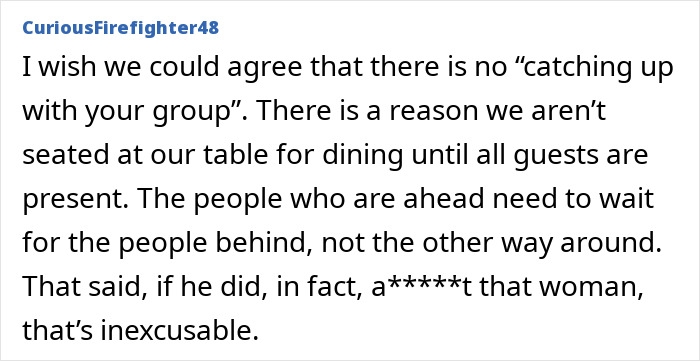 Fã da Disney World levou um tapa no Ultimate Karma depois de cortar a fila para tirar uma foto com o personagem
