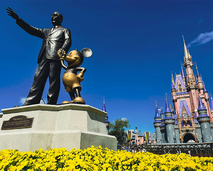 Fã da Disney World levou um tapa no Ultimate Karma depois de cortar a fila para tirar uma foto com o personagem