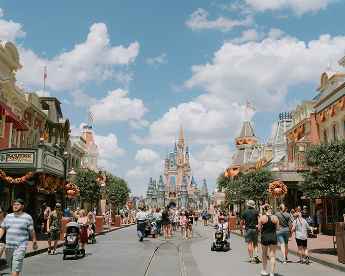 Fã da Disney World levou um tapa no Ultimate Karma depois de cortar a fila para tirar uma foto com o personagem