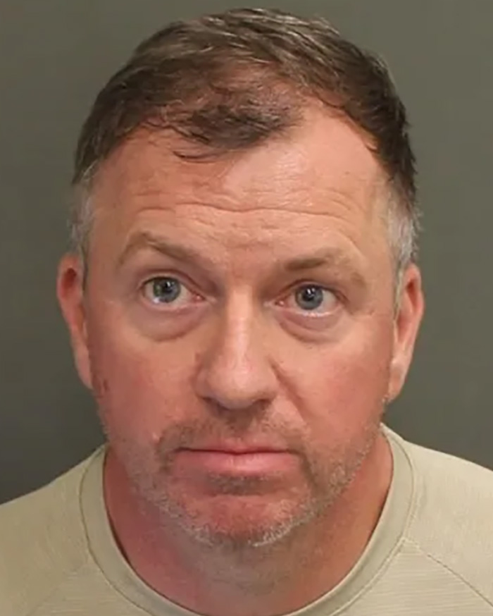 Fã da Disney World levou um tapa no Ultimate Karma depois de cortar a fila para tirar uma foto com o personagem