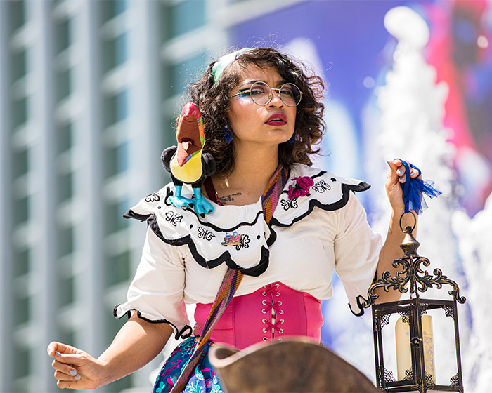 Fã da Disney World levou um tapa no Ultimate Karma depois de cortar a fila para tirar uma foto com o personagem