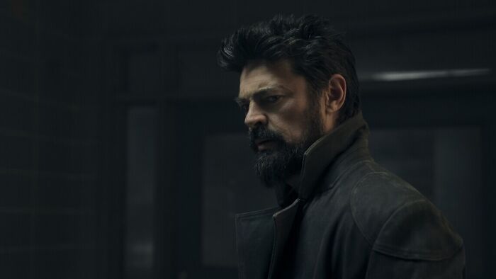 Karl Urban como Billy Butcher em The Boys, ostentando barba e casaco escuro, parecendo intenso. A guerra civil dos meninos.