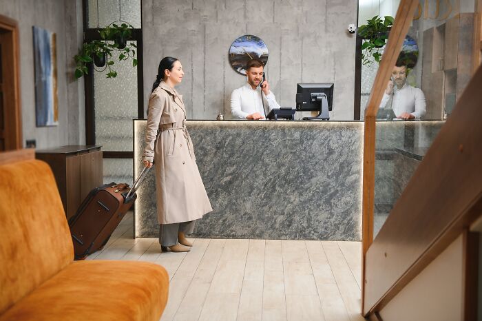 “Don’t Tell My Wife”: 55 Hotel Workers Share Guest Stories That Left Them Absolutely Speechless