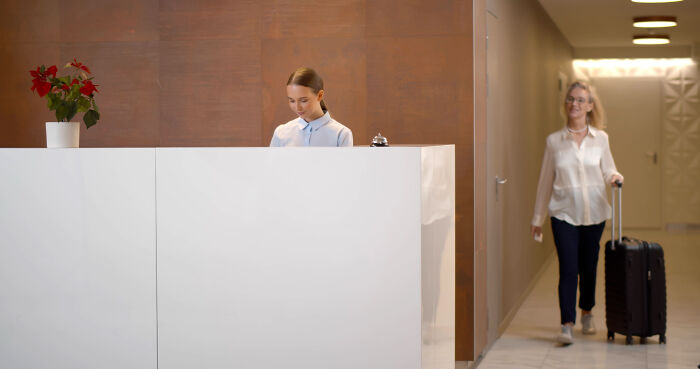 “Don’t Tell My Wife”: 55 Hotel Workers Share Guest Stories That Left Them Absolutely Speechless