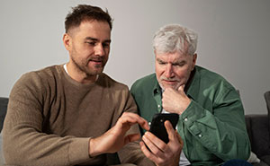 20YO Fixes Dad’s Phone And Accidentally Uncovers His Secret, He Begs To Keep It Between Them