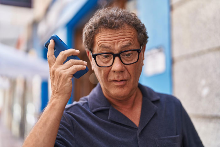 Cheater Dad Entrusts 20YO With His Broken Phone, Family Drama Erupts As It Reveals His Infidelity