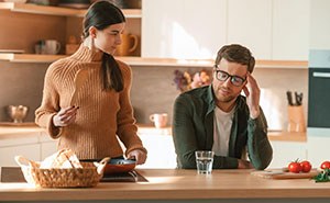 BF’s Cousin Catches GF Mixing Dog Food Into His Chili, Joins In When She Discovers He Cheated