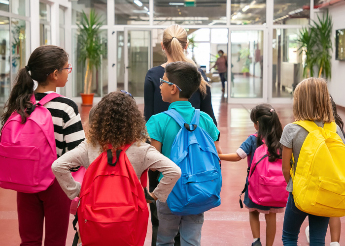 Professor da quinta série acusado de 25 crimes horríveis em caso perturbador