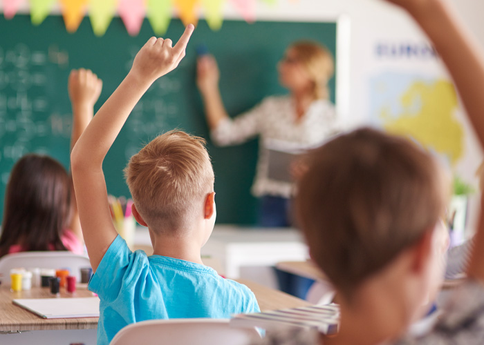 Professor da quinta série acusado de 25 crimes horríveis em caso perturbador