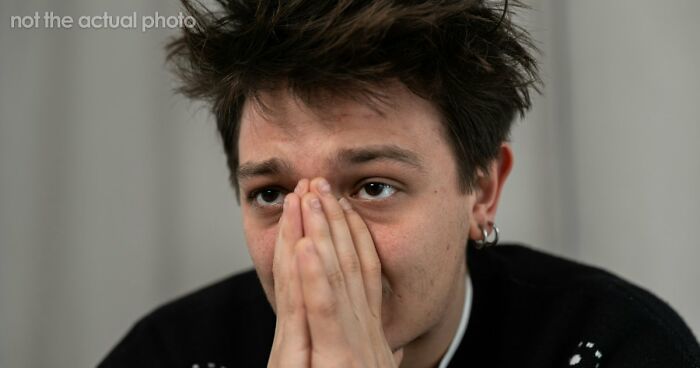 “I Always Had A Crush On His Mom”: Man Fears Friendship Is Over After Friend Sees His Artwork