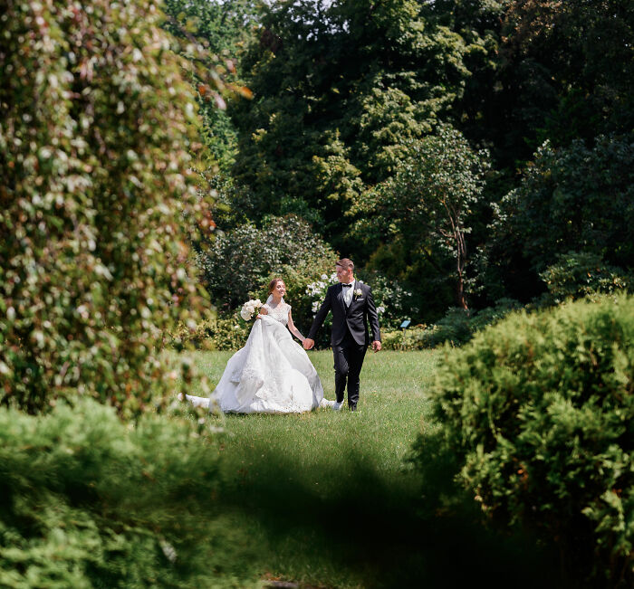 Noiva bloqueia cachoeira em parque público para seu casamento, seu pai então ameaça pessoas que reclamam Noiva bloqueia cachoeira em parque público para seu casamento, seu pai então ameaça pessoas que reclamam