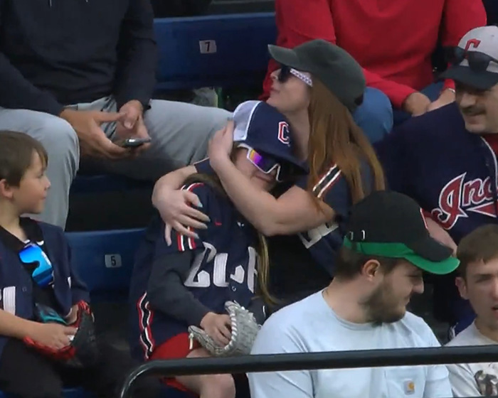 A fúria explode depois que um homem agarra o beisebol de uma jovem, o repórter restaura a justiça