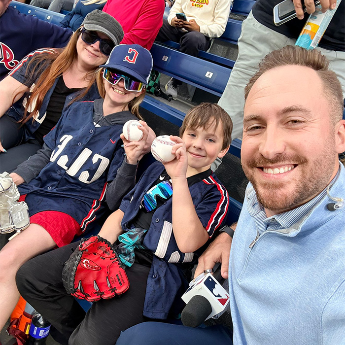 A fúria explode depois que um homem agarra o beisebol de uma jovem, o repórter restaura a justiça