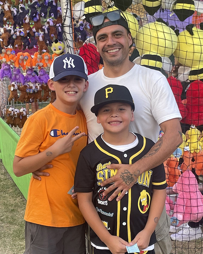 Passado preocupante do pai que acabou com a vida do filho nas superfícies do banheiro do aeroporto enquanto o vovô revela por que ele previu que isso aconteceria