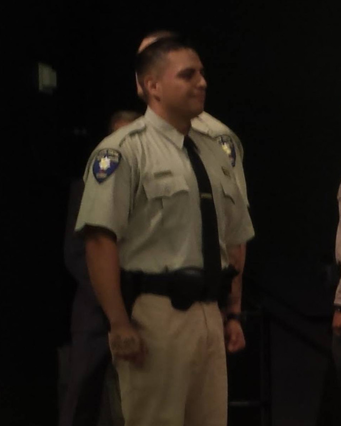 Passado preocupante do pai que acabou com a vida do filho nas superfícies do banheiro do aeroporto enquanto o vovô revela por que ele previu que isso aconteceria