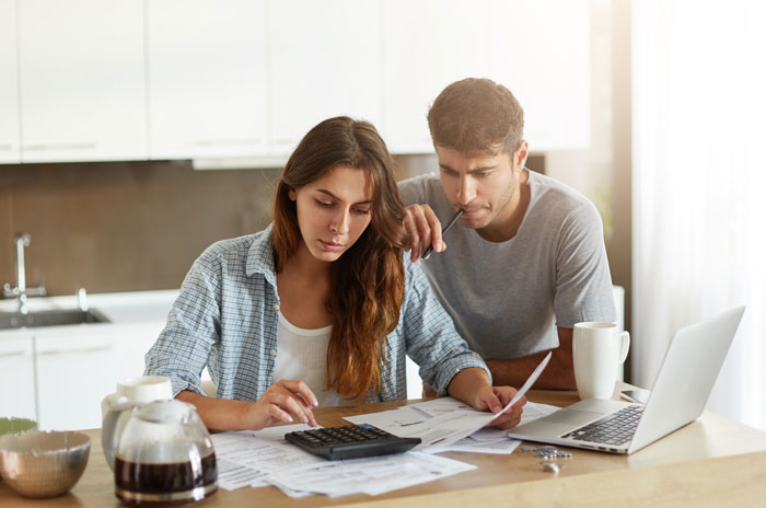 Homem chateado com GF fingiu estar falida por 5 anos quando tinha US $ 50 mil em economias