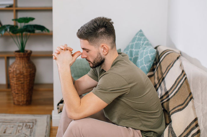 Homem chateado com GF fingiu estar falida por 5 anos quando tinha US $ 50 mil em economias