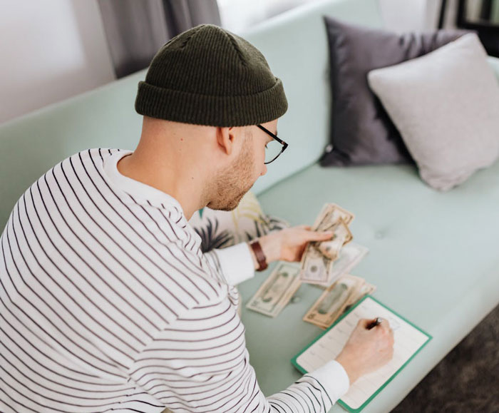 Homem chateado com GF fingiu estar falida por 5 anos quando tinha US $ 50 mil em economias