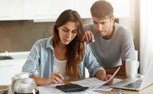 “She Actually Had $50,000”: BF Pays Bills For Years, Then GF Drops Her Financial Secret