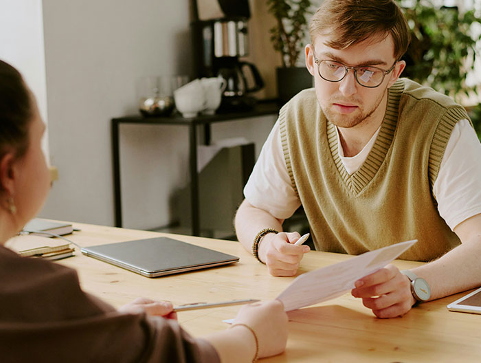 Mulher chamada de sanguessuga quando se recusou a dividir a hipoteca de BF em 50/50 se ela não estiver na escritura
