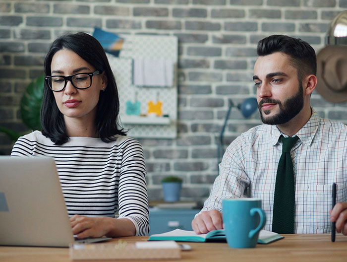 Mulher chamada de sanguessuga quando se recusou a dividir a hipoteca de BF em 50/50 se ela não estiver na escritura