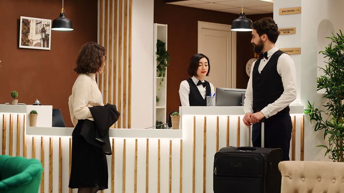 “Don’t Tell My Wife”: 55 Hotel Workers Share Guest Stories That Left Them Absolutely Speechless