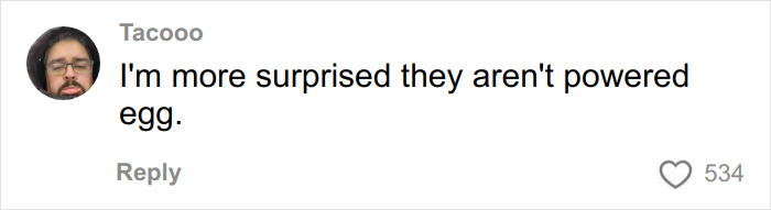 Um comentário de usuário do Tacooo: "Estou mais surpreso que eles não sejam movidos a ovo." O comentário refere-se a buffet de ovos e café da manhã gratuito.