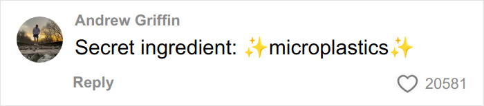 Postagem de comentário de Andrew Griffin: Ingrediente secreto: ✨ microplásticos ✨. Um hóspede do hotel descobrindo como são feitos os ovos do buffet.