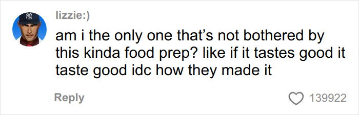 Um comentário de usuário de "Lizzie :)" sobre os ovos do buffet do hotel, afirmando que não se importam com a forma como a comida é feita se for saborosa.
