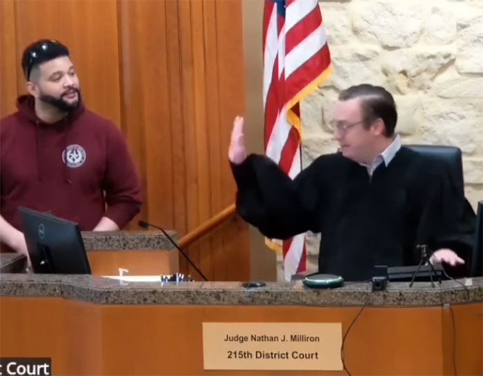 Depois que o juiz se torna viral pelo tratamento horrível do trabalhador de TI, ele ordena que os críticos compareçam ao tribunal