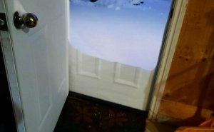 “Glitched Door”: 73 Unedited Photos That May Confuse Your Eyes For A Few Moments (New Pics)