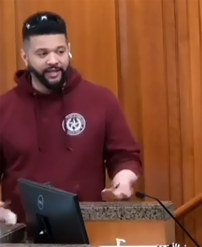 Depois que o juiz se torna viral pelo tratamento horrível do trabalhador de TI, ele ordena que os críticos compareçam ao tribunal