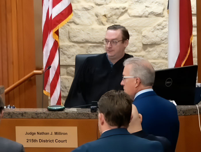 Depois que o juiz se torna viral pelo tratamento horrível do trabalhador de TI, ele ordena que os críticos compareçam ao tribunal