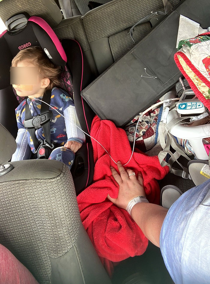 Mãe acusada em Munchausen por procuração depois que policiais aprenderam tratamentos horríveis que ela estava forçando ao filho de 3 anos