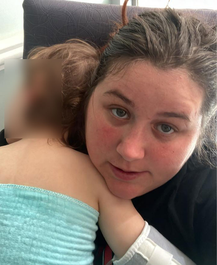 Mãe acusada em Munchausen por procuração depois que policiais aprenderam tratamentos horríveis que ela estava forçando ao filho de 3 anos