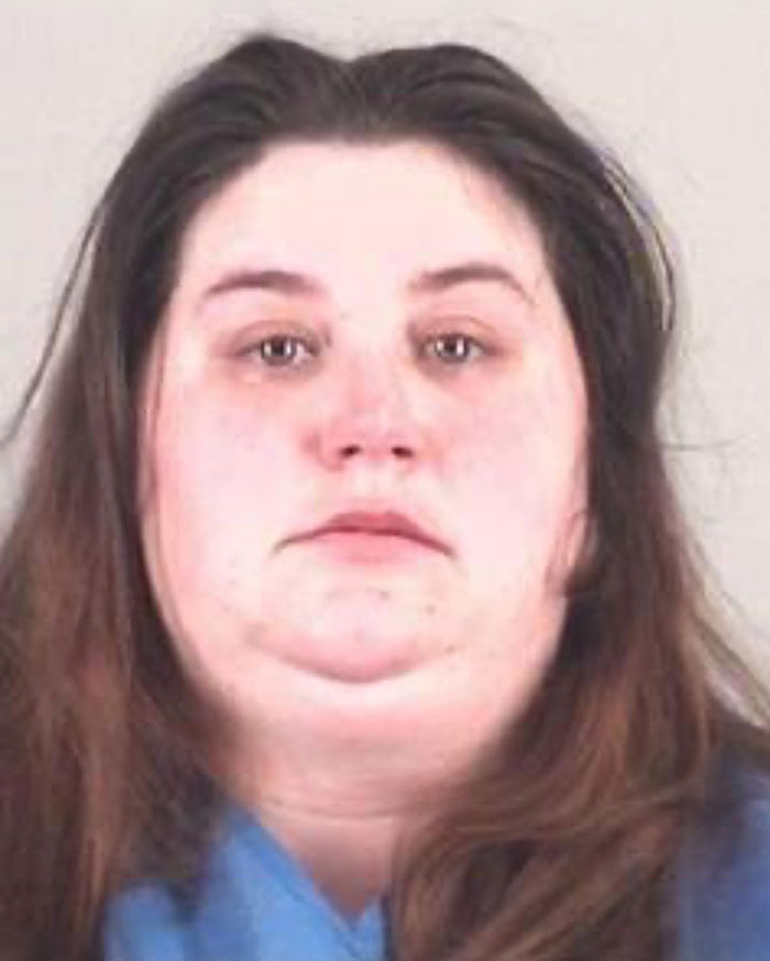 Mãe acusada em Munchausen por procuração depois que policiais aprenderam tratamentos horríveis que ela estava forçando ao filho de 3 anos